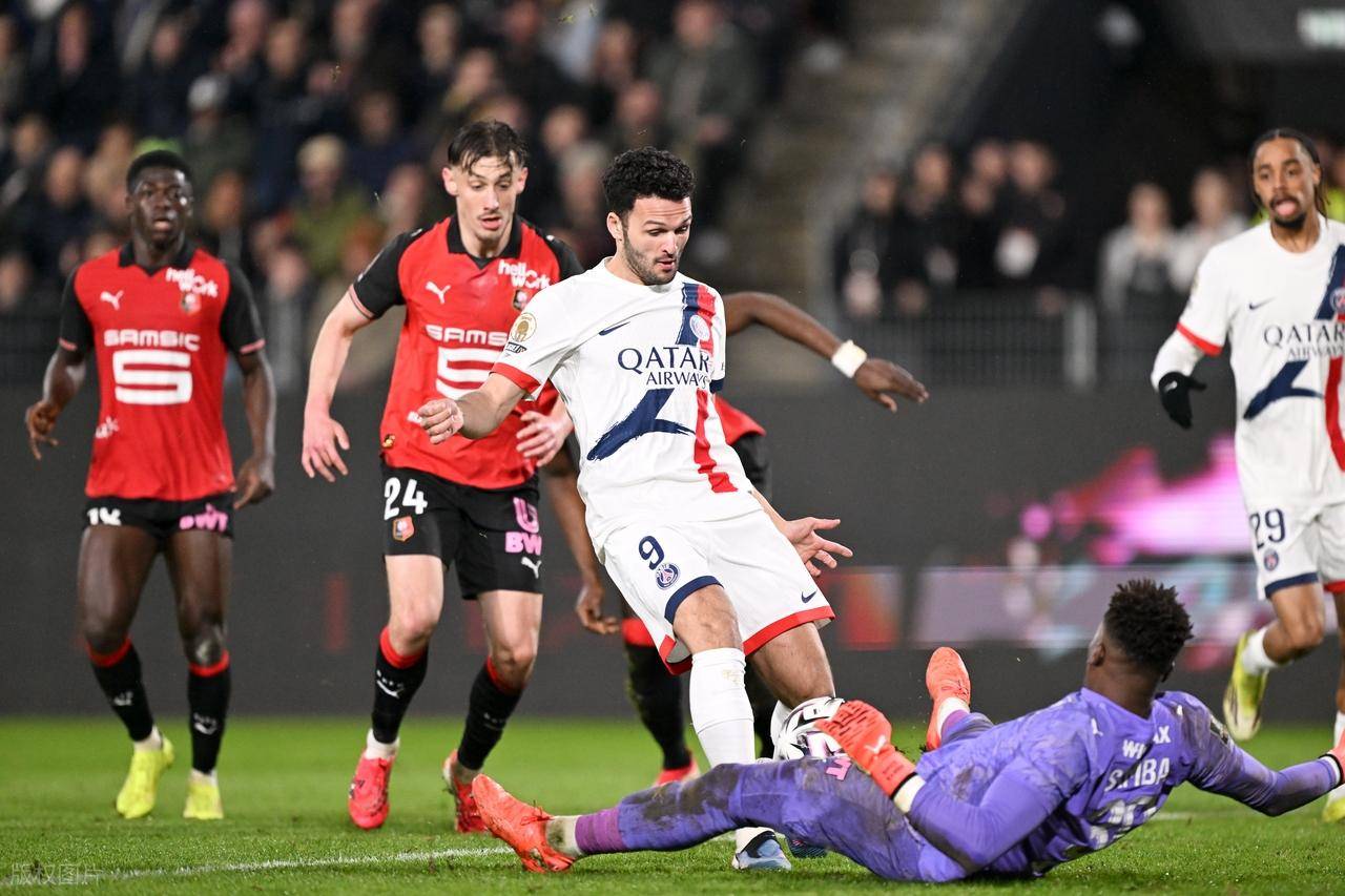 关于西亚卡姆爆冷击败巴黎圣日耳曼，出色防守引爆全场！的信息